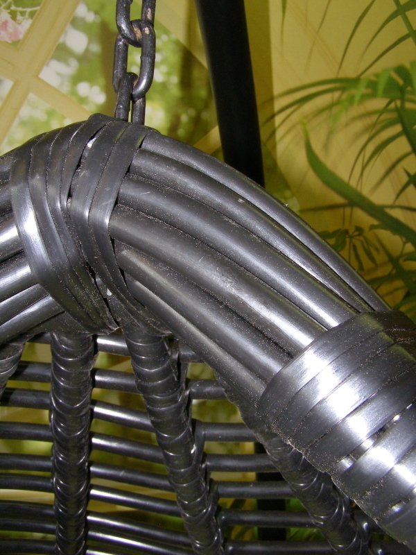 Detail závěsného houpacího křesla z umělého ratanu.